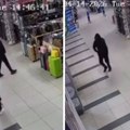 Kamere snimile pokušaj pljačke u Zemunu: Napadač u crnom ušao u prodavnicu u tržnom centru, pa pobegao (video)