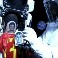 (Foto, video) Srpski frizer šišao na Mesecu?! Mario Hvala opet zaprepastio javnost: U "svemiru" na glavi modela oslikao Jamala…