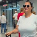 Pevačica ima najveće prirodne grudi na estradi, želi da ih smanji: Vratila se u Srbiju, svi primetili promenu