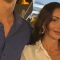 Emina Jahović se ovako doterala za porodično okupljanje: Raskopčana košulja i minić - pevačici puno srce: "Tetkina jagnjad"…