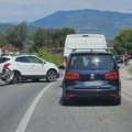 Beograđanin ostao bez oba točka na autu: Teža saobraćajna nezgoda u Velikoj Župi – to je rizična deonica na putu ka primorju…