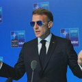 Makron na meti kritika opozicije: Vozi džet-ski na odmoru dok se zemlja suočava sa požarima