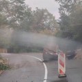 (Foto, video) Pažnja za vozače! Ogromna stena sručila se na put ka Prolom Banji, blokirana cela traka