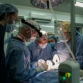 Medicinski podvig u komšiluku koji tera suze na oči: Majka donirala bubreg detetu sa retkom bolešću i spasila mu život!