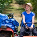 Jelena je sa traktorom na "ti": Ona i suprug zaslužni su za proizvodnju 4.000 litara soka od organske višnje