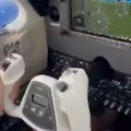 Dete upravlja avionom, dok muškarac pije pivo! Veruje se da je ova scena nastala u letelici koja se srušila (video)