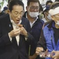 Zanemarljiv radiološki uticaj na ljude: Premijer Japana jeo živu ribu iz mora kod Fukušime