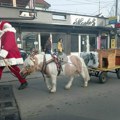 Deda mraz i irvas Đole prošetali ulicama Borče: Sale i njegov poni i ove godine uveseljavaju prolaznike (foto)