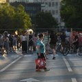 Automobilom kroz blokadu na Mostu slobode: Dvoje povređeno, bajkeri krenuli u poteru