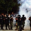 Pripadnici MUP napadnuti na raskrsnici Bulevara i Ruzveltove, povređen policajac