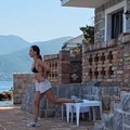 Nikolija Jovanović trenira i na moru: Pevačica radi vežbe u dvorištu hotela, od sprava ima samo plastičan sto
