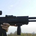 Rusi automatskim puškama branili voz od dronova (video)