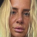 Смела фотка Милице Дабовић: Обукла мајицу која је једва прекрила део груди, позирала у колима, тетоважа севнула на деколтеу