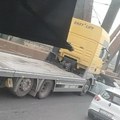 Kamion se zakucao u automobil, vozila mile Neviđena gužva na Zrenjaninskom putu, ljudi dva sata stoje u koloni (foto)