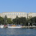 Policija u Puli prijavila maloletnika jer je u uniformi JNA položio venac kod Titove biste