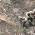Dramatičan prizor predaje ruskog vojnika: Čekao je da ga ubiju dronom, a onda je u poslednjem času bacio oružje i spasio…