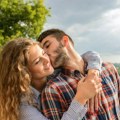 3 zablude o izražavanju ljubavi u javnosti: Da li su stručnjaci za ili protiv toga?