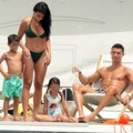 Georgina u tangama "gori" na luksuznoj jahti: Ronaldo vreme sa porodicom provodi na italijanskom ostrvu