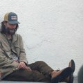 Kao beskućnik sedi na ulici, zapušten i prljav Poražavajuća slika planetarnog popularnog glumca, prolaznici zanemeli…