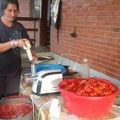 Biljana iz okoline topole žena zmaj Ručno samelje i do 2.000 kilograma paradajza i sve se proda
