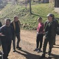Drama u novovaroškom selu Vilovi Službenici došli da obeleže šumu, uznemireni meštani ne daju svoje