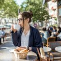Beograđanka Tanja naručila kafu u centru Pariza pa ostala u čudu zbog situacije u kojoj se našla sa konobaricom: "Je l' nam…