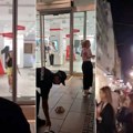 Skandalozni snimak! Devojka baca i lomi stvari u radnji u Beogradu: Reakcija prolaznika je tek šokantna (video)
