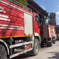 Stravičan Požar kod novog pazara: Teško povređen vatrogasac, fabrika potpuno izgorela (video)