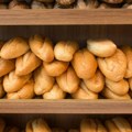 Beograđanka kupila Hleb u pekari, pa se umalo nije udavila: Kad ga je otvorila i iskidala imala je šta i da vidi! (foto)