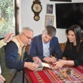 "Srbija je danas na raskršću puteva": Arno Gujon i Irena Vujović posetili porodicu Pejušković (foto/video)