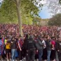 Navijači Barselone greškom gađali autobus svojih fudbalera (video)
