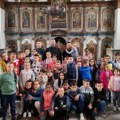 Deca u pravoslavnom hramu farbala uskršnja jaja: Manifestacija za mališene u Žitištu
