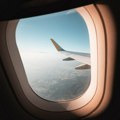 Удаљени с лета због “непријатног мириса тела”: Тројица мушкараца тужила авиокомпанију (ВИДЕО)