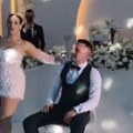 Mlada u kratkoj haljini vrelo zaplesala oko mladoženje, on završio na podu! Snimak prvog plesa iz Srbije zgrozio internet…