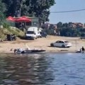 Šok snimak sa plaže srpskog kupališta: Pogledajte šta radi ovaj "majstor" dok se ljudi brčkaju - Neko je mogao da strada…