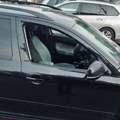 Otac ostavio sina zaključanog u pakleno vrućem autu, policija razbila staklo i izvukla ga u zadnji čas