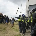 Demonstranti u Eseksu se sukobili sa policijom ispred hotela za tražioce azila