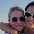 (Foto) Ana Ivanović na letovanju sa kumom: Zagrlila je čvrsto i ne pušta: "Mi"