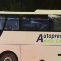 Građani blokirali pet autobusa sa pristalicama SNS-a i zasula ih jajima i farbom