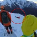 Jeziv snimak pogibije planinara: Odvezao sigurnosno uže, pa se survao niz ledenu padinu (Video)