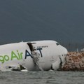 „Боинг 747“ излетео са писте, ударио у патролно возило и гурнуо га у море (видео)