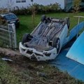 Drama u Preljini, uleteo kolima ljudima u dvorište Izgubio kontrolu, probio ogradu, teško povređen prevezen u bolnicu