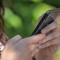„Zabrana tinejdžerima je uzaludna radnja” Psiholog: Deci fizički u ruci telefon u školi nije potreban