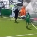 Bivši reprezentativac Italije gasio požar u toku utakmice! Vatra buknula pored terena, on je odmah reagovao