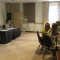 Tokom trudnoće i porođaja zdravstveni radnici sarađuju sa ženama, parovima i porodicom