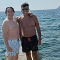 Poznati pevač i voditelj (60) se skinuli i poziraju pored mora, zapalili mreže u kupaćem kostimu, ovakve ih ne znamo