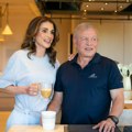Kraljica Ranija raznežila svet fotografijom sa tek rođenim unukama: Ponosna baka otkrila i imena bliznakinja, jedno je posebno…
