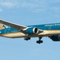 Četiri lekara i medicinska sestra zatekli se u avionu: Porodili trudnicu, beba teška samo 1,3 kg