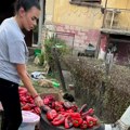 (Foto) Trudna Anita Stanojlović peče paprike za ajvar Zimnicu sprema u dvorištu, podložili čak dva šporeta