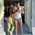 Nedavno postali roditelji, a grme kako izgledaju: Poznati par slikama iz teretane zapalio mreže: Vatrena brineta kida u uskom…